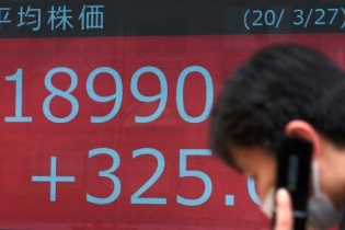Chứng khoán Nhật Bản vẫn nhích nhẹ sau công bố GDP điều chỉnh giảm