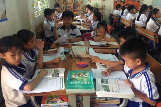 Giới thiệu sách giáo khoa kèm sách tham khảo: Nạn "bia kèm lạc" vẫn nhức nhối