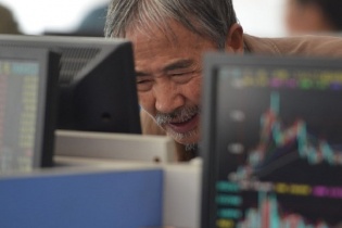 Nhân dân tệ suy yếu, chứng khoán Trung Quốc vẫn dẫn sóng tăng điểm