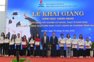 15 suất học bổng "Vì trẻ em Việt Nam" được trao cho sinh viên xuất sắc vượt khó