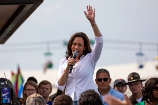 Nữ "phó tướng" của ông Biden cười trừ ý tưởng tranh cử năm 2024 của ông Trump 