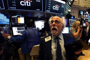 Chứng khoán Mỹ rời đỉnh cao, Dow Jones mất hơn 200 điểm