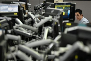 Ngóng tín hiệu từ Fed, chứng khoán châu Á nhuộm đỏ