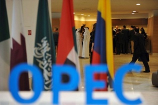 OPEC+ giữ nguyên chính sách sản lượng hiện hành