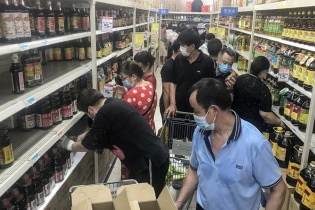 Doanh số bán lẻ của Trung Quốc tăng chậm hơn dự báo