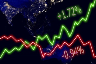 Nikkei 225 tuột mất hơn 2% trong lúc Hang Seng ngược sóng
