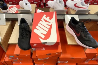 Nike sẽ ngừng cung cấp hàng cho một trong những chuỗi giày lớn nhất Mỹ