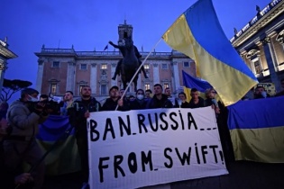 EU, Anh, Canada, Mỹ quyết loại các ngân hàng Nga khỏi hệ thống tài chính SWIFT
