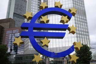 Đồng euro suy yếu, còn ngang giá so với đô la Mỹ