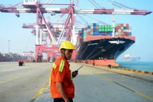 Trung Quốc: Các nhà xuất khẩu "than thở" vì nhu cầu lao dốc ngay mùa cao điểm