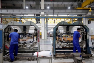 Sản xuất công nghiệp Trung Quốc giảm mạnh, chứng khoán Á - Âu vẫn giữ sắc xanh