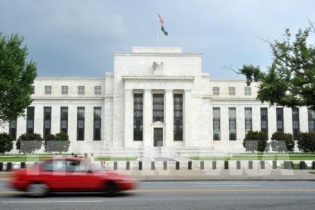 Bloomberg: Fed tiếp tục hãm tăng lãi suất khi lạm phát chậm lại