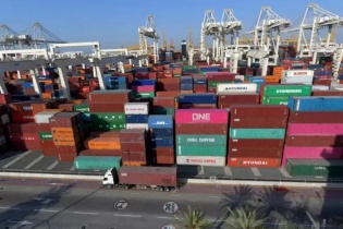 Vận tải biển suy giảm: Tàu chạy không tải, container rỗng chất đống