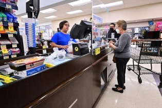 Mỹ: Chi tiêu tiêu dùng và lạm phát cùng chậm lại