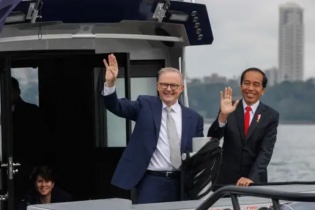 Australia, Indonesia ký thỏa thuận hợp tác pin xe điện