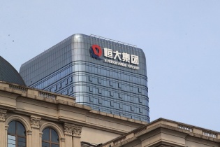 China Evergrande lún sâu khủng hoảng nợ, cổ phiếu bị đình chỉ giao dịch