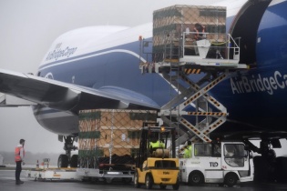 Cước vận tải hàng không tăng đột biến do vận tải biển bị gián đoạn