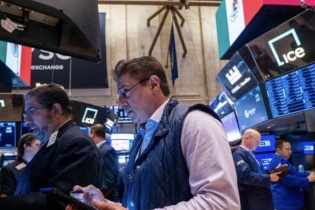 Lạm phát giảm chậm, chứng khoán Mỹ đóng cửa tăng điểm kỷ lục