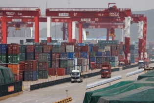 Trung Quốc: Xuất khẩu tăng tốc, nhưng nhập khẩu bất ngờ sụt giảm