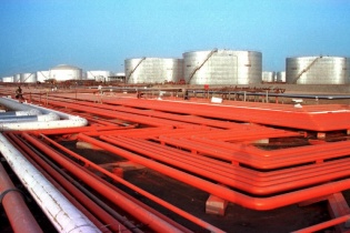 Nhà giao dịch chốt lời, giá dầu thế giới trượt nhẹ từ mức cao nhất trong hơn 1 tháng