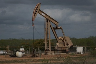 Giá dầu thế giới giảm hơn 4% giữa xung đột Israel - Iran