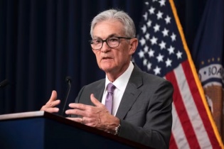 Fed hạ lãi suất, nâng dự báo tăng trưởng kinh tế Mỹ năm 2024