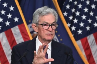 Fed giữ nguyên lãi suất, "thận trọng theo dõi" các chính sách mới của Tổng thống Trump