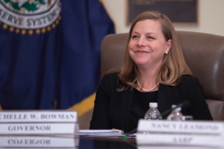 Thống đốc Fed: Cần có thêm tiến triển về lạm phát trước khi hạ lãi suất