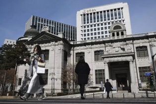 Hàn Quốc hạ dự báo GDP, cắt giảm lãi suất để hỗ trợ tăng trưởng