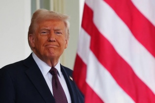 Tổng thống Trump sẽ quy định tiếng Anh là ngôn ngữ chính thức của Mỹ