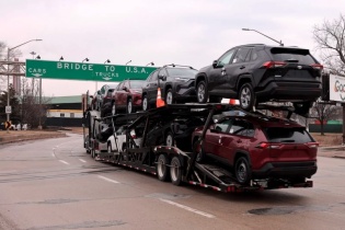 Mỹ miễn trừ thuế quan 25% đối với ô tô nhập từ Canada và Mexico trong 1 tháng