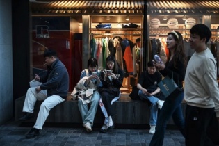 Trung Quốc công bố kế hoạch đặc biệt thúc đẩy tiêu dùng, ổn định thị trường chứng khoán