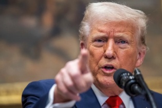 Tổng thống Trump tuyên bố áp thuế 25% với các quốc gia mua dầu mỏ của Venezuela