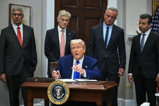 Tổng thống Trump ký sắc lệnh yêu cầu giảm giá dược phẩm tại Mỹ