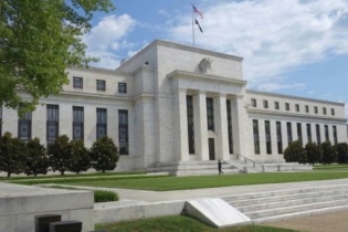 Fed giữ nguyên lãi suất sau cuộc họp, nhưng dự kiến 2 đợt cắt giảm vào cuối năm