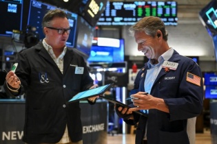 Chứng khoán Mỹ tăng mạnh, S&P 500 gần chạm kỷ lục khi căng thẳng Trung Đông hạ nhiệt