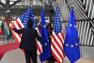 EU thực hiện chiến lược nào để đi đến thỏa thuận thương mại với Mỹ?