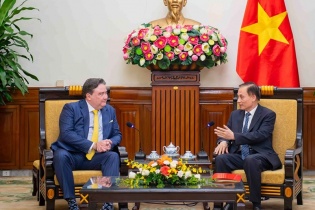 Quyền Bộ trưởng Bộ Ngoại giao Lê Hoài Trung tiếp Đại sứ Hoa Kỳ Marc Knapper