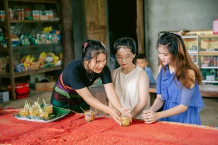 Trao quyền cho phụ nữ trong văn hóa và sinh kế để phát triển bền vững