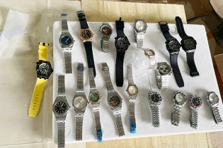 Hải quan bắt 874 đồng hồ Patek Philippe, Rolex, Hublot, Cartier nghi là “fake”