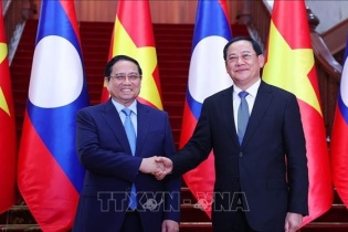 Thủ tướng Phạm Minh Chính gặp Thủ tướng Lào