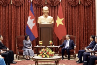  Việt Nam luôn ủng hộ Campuchia phát triển hòa bình, ổn định và thịnh vượng