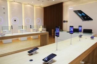 Bphone sẽ được bán qua mạng vào thứ Năm hàng tuần