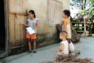 Những nét phấn buồn trên tấm cửa gỗ