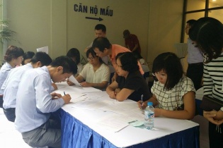 Gần 100 khách hàng nộp tiền đặt cọc mua căn hộ Tràng An Complex