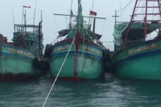 Bắt quả tang 3 tàu đang sang mạn trái phép dầu DO