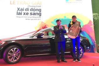 Khách hàng 9X nhận thưởng ô tô Mercedes-BenZ C200 từ Viettel