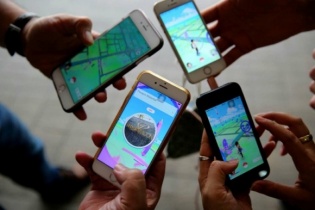 Giới trẻ nhịn bánh mỳ để mua smartphone, dùng Internet như "món ăn hàng ngày"