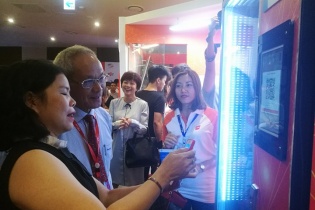 Trải nghiệm thú vị với gương "biết nói", máy bán nước không cần tiền, chơi game thực tế ảo...