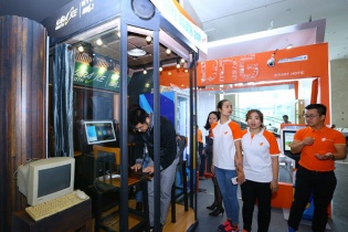 Hát karaoke kiểu mới: hát xong khoe ngay Facebook, Youtube và thanh toán bằng QR Code